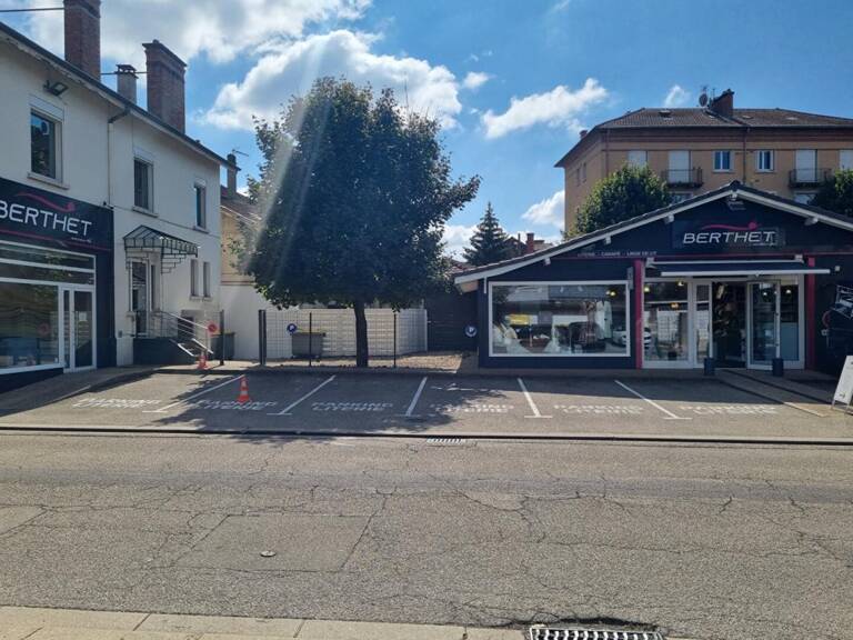 Ensemble immobilier mixte - appartement et locaux commerciaux — photo 1