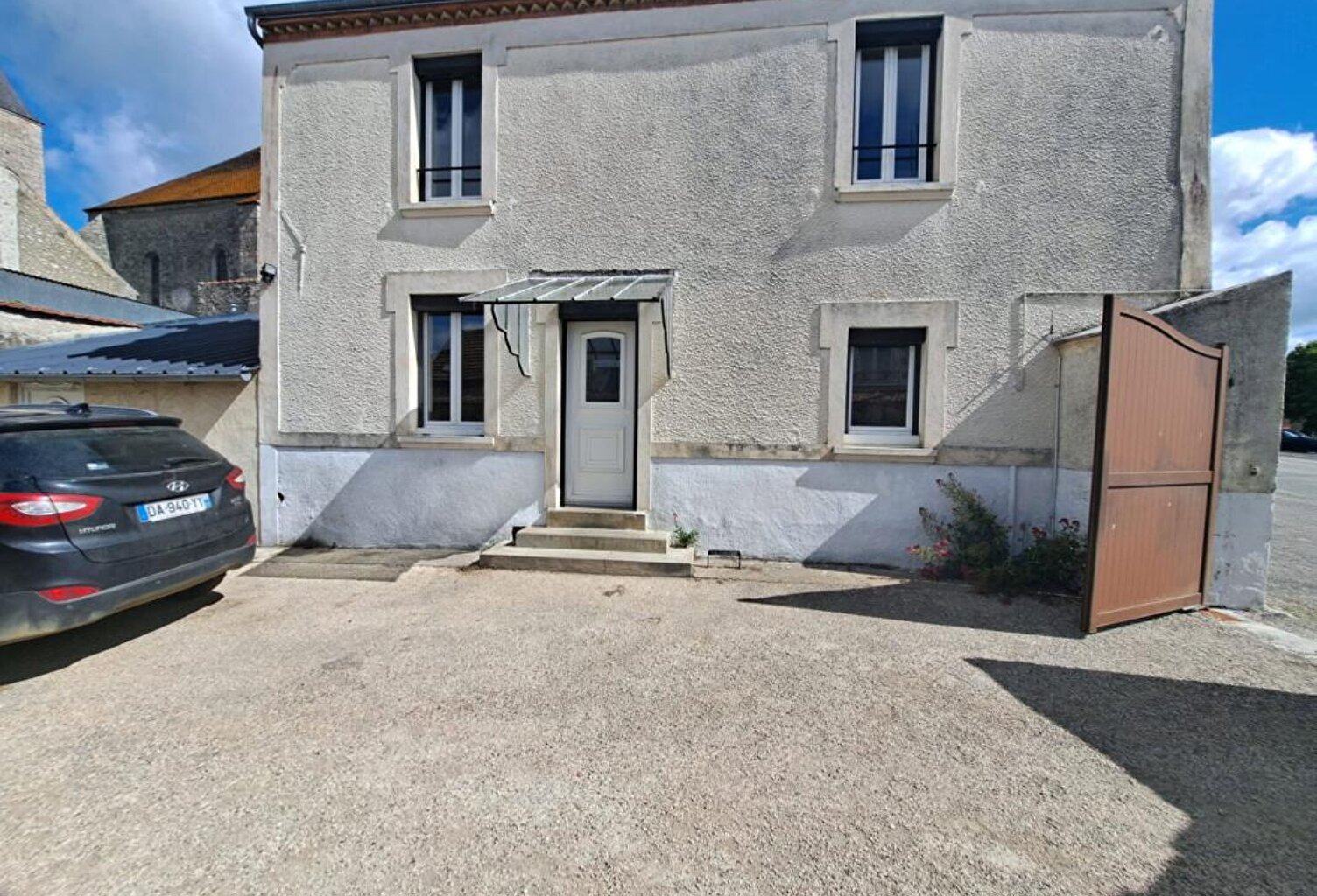 Maison en pierre et dependances + cour — photo 1