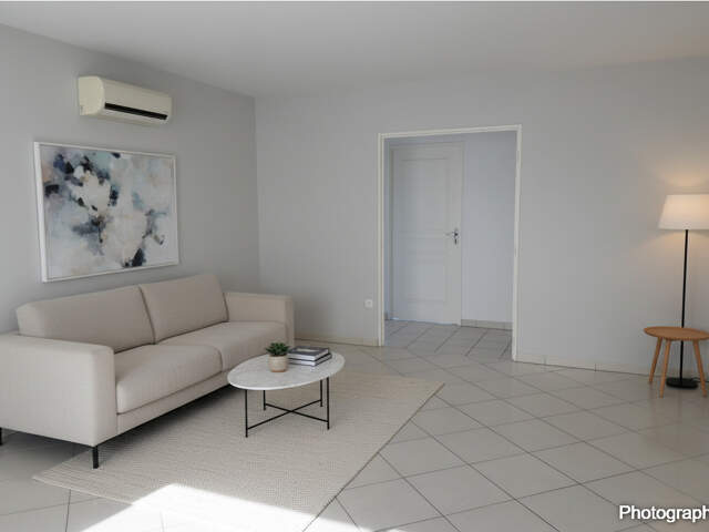 En vente à Hyères (83) : grand appartement avec terrasse — photo du bien