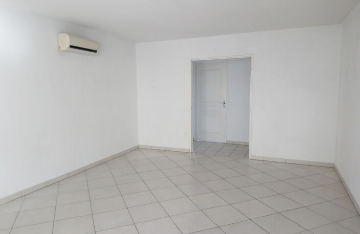 En vente à Hyères (83) : grand appartement avec terrasse — photo 2