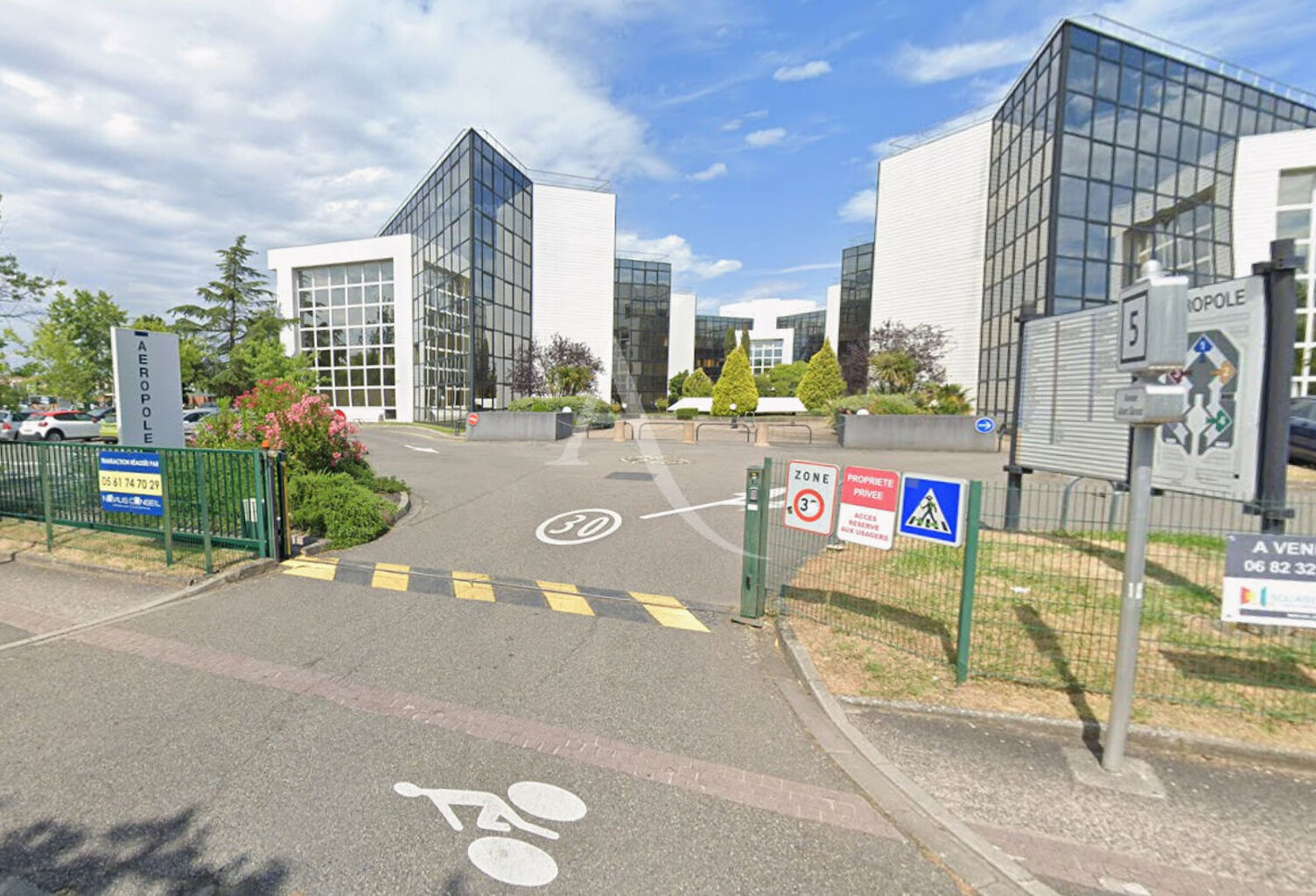 BUREAU BLAGNAC — photo 1