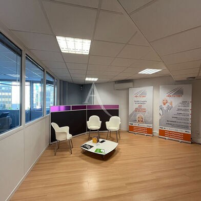 Bureau 4 pièces 2864 €