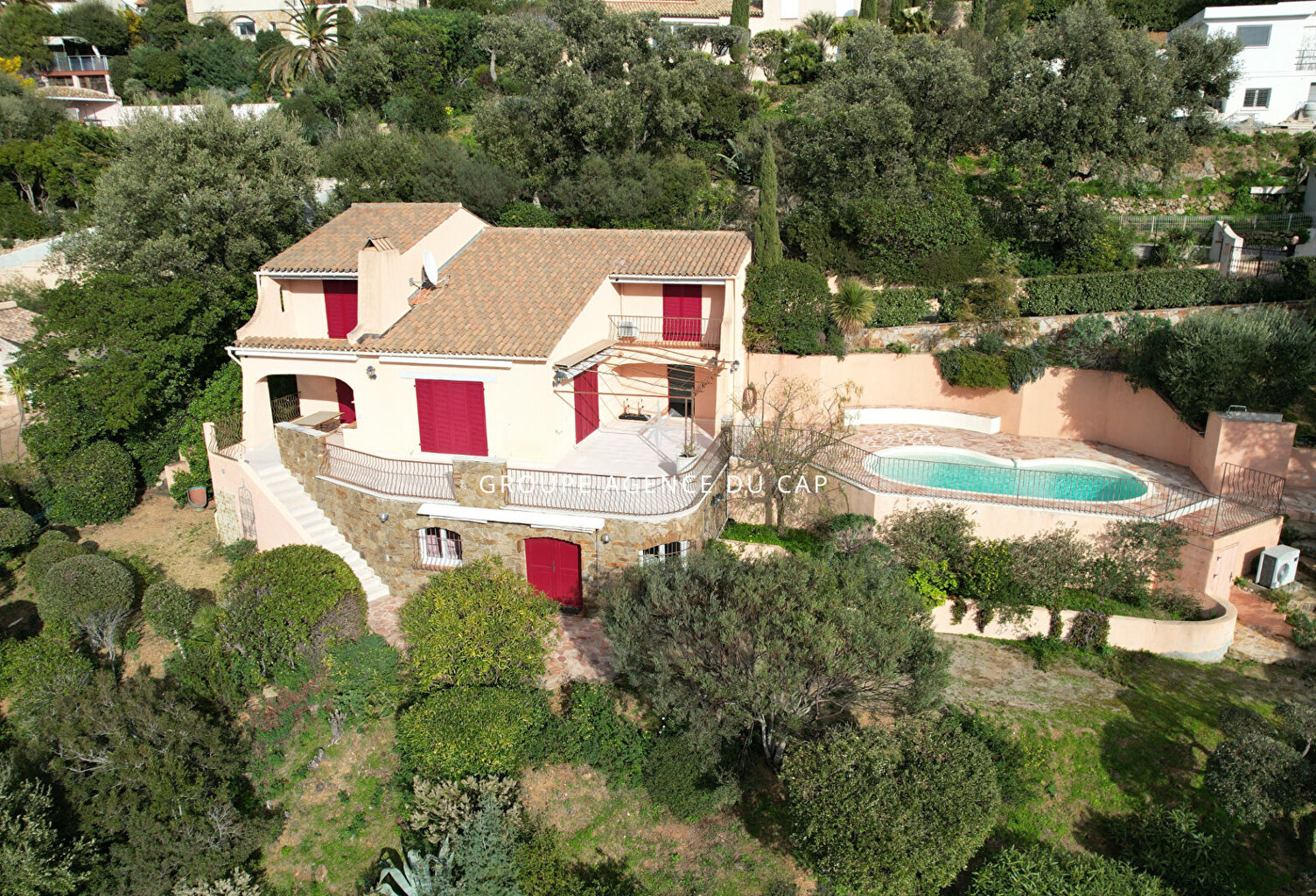 A VENDRE VILLA VUE MER GOLFE DE ST-TROPEZ 5 CHAMBRES ANNEXE PISCINE PARKINGS  AUX ISSAMBRES — photo 1