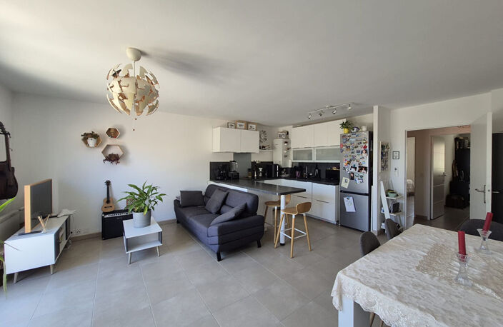 A VENDRE UN APPARTEMENT T3 RDC A LA COURONNE PROCHE CENTRE — photo 2