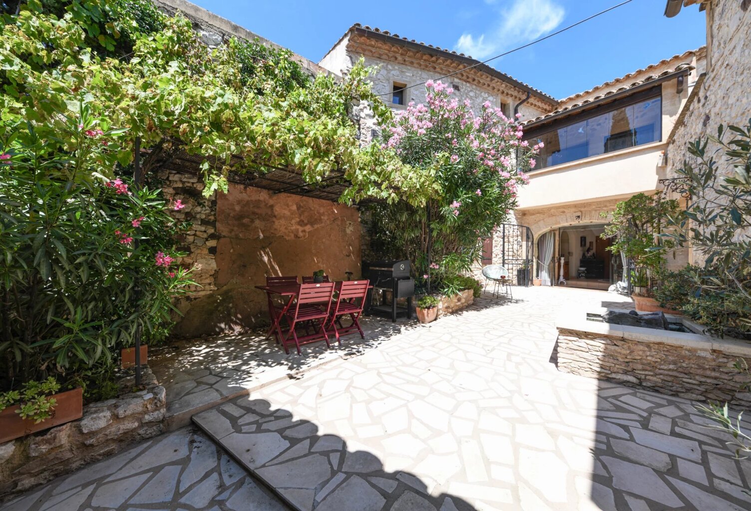 Maison de village en pierre, cour avec bassin de nage... — photo 1