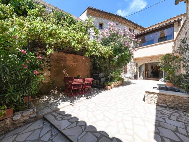Maison de village en pierre, cour avec bassin de nage... — photo du bien