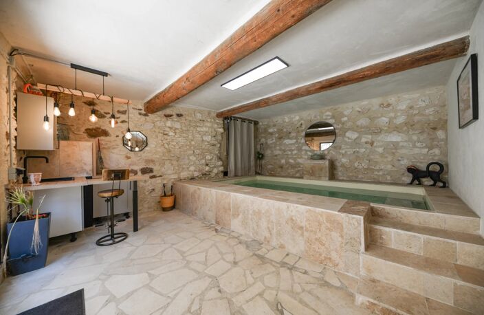 Maison de village en pierre, cour avec bassin de nage... — photo 2