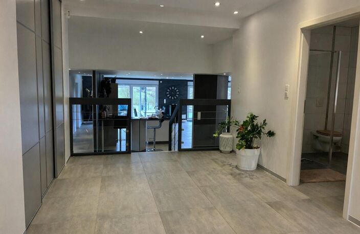 Villa contemporaine de 197 m²  DPE B  3 544 m² de terrain avec vue dégagée — photo 2