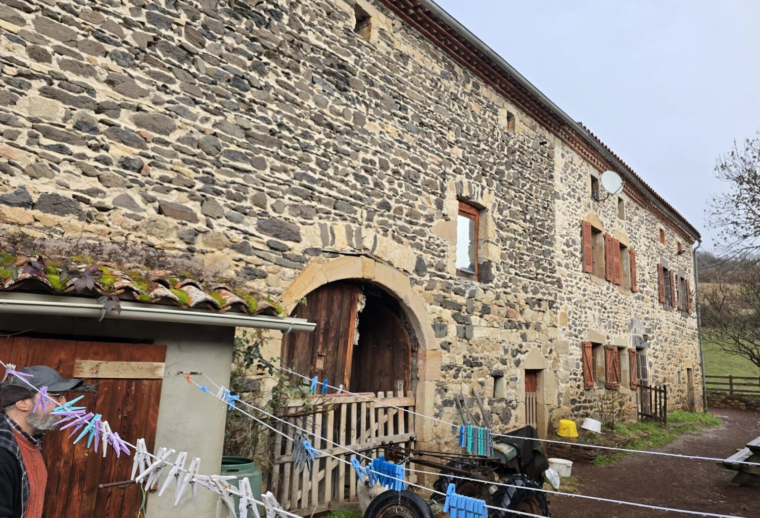 MAISON EN PIERRES AVEC DEPENDANCES ET TERRAIN — photo 1