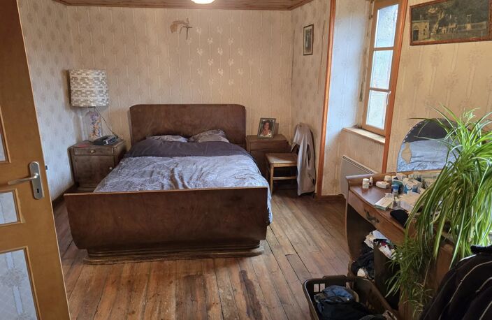 MAISON EN PIERRES AVEC DEPENDANCES ET TERRAIN — photo 3