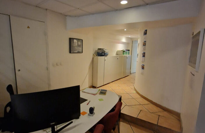LOCAL ALLEE JEAN JAURES 83m22 AVEC VITRINE — photo 4