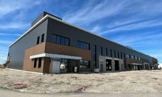 Commerce  2586 m² à louer à Saint-Priest (69800)