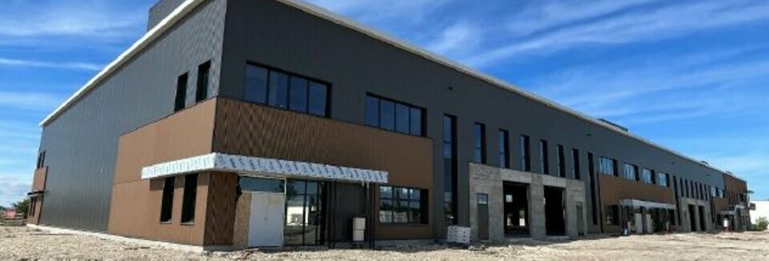 Commerce  2586 m² à louer à Saint-Priest (69800)