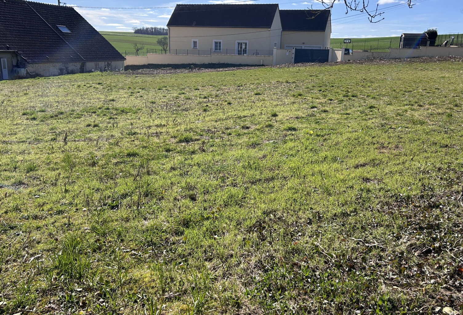 TERRAIN CONSTRUCTIBLE DANS HAMEAU CHARBUY — photo 1
