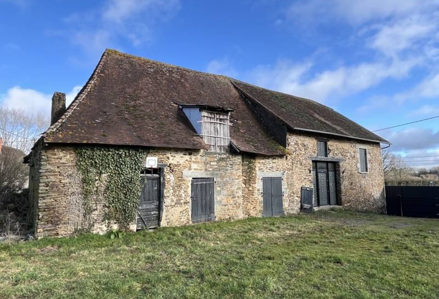 Maison en pierre de 4 pièces principales — photo 1