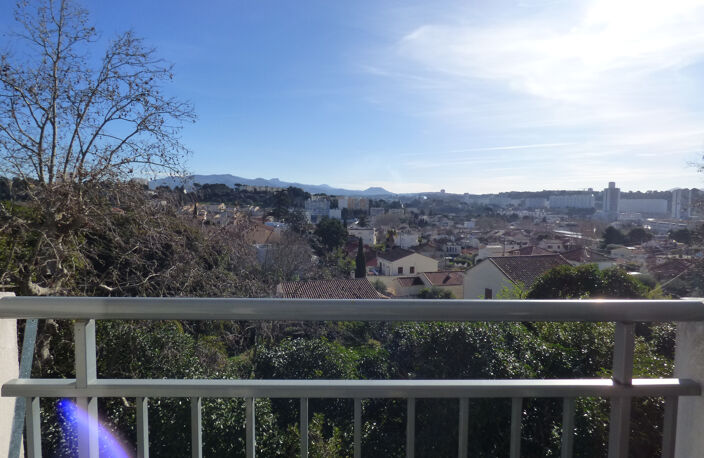 Appartement de type 2 + double parking privatif - 40 m2 - VENDU LOUÉ - 119.000 € - 13013 Marseille — photo 2