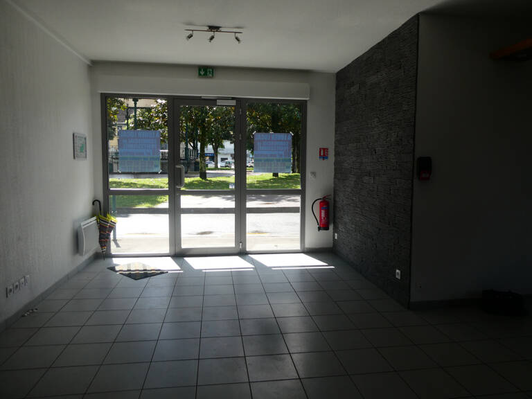 Proche centre local commercial ou professionnel d'environ 98 — photo 1