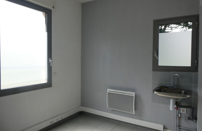 Proche centre local commercial ou professionnel d'environ 98 — photo 4