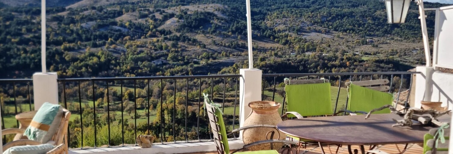 Maison 15 Pièces 393 m² à vendre à Coursegoules (06140)