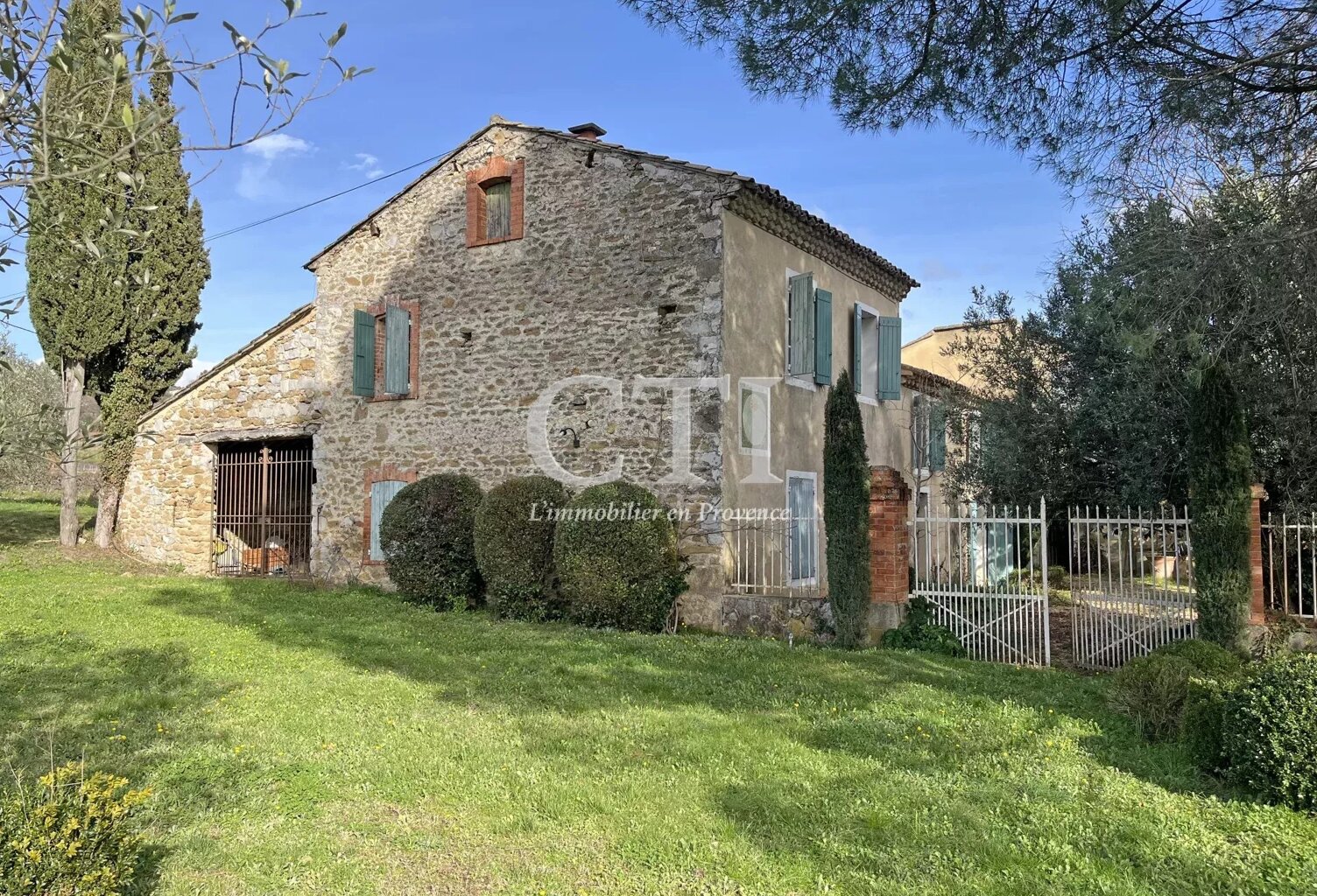 Ici, la Provence se révèle dans toute son authenticité : pierres — photo 1