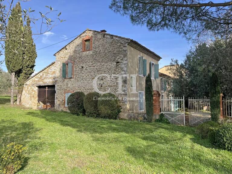 Ici, la Provence se révèle dans toute son authenticité : pierres — photo 1