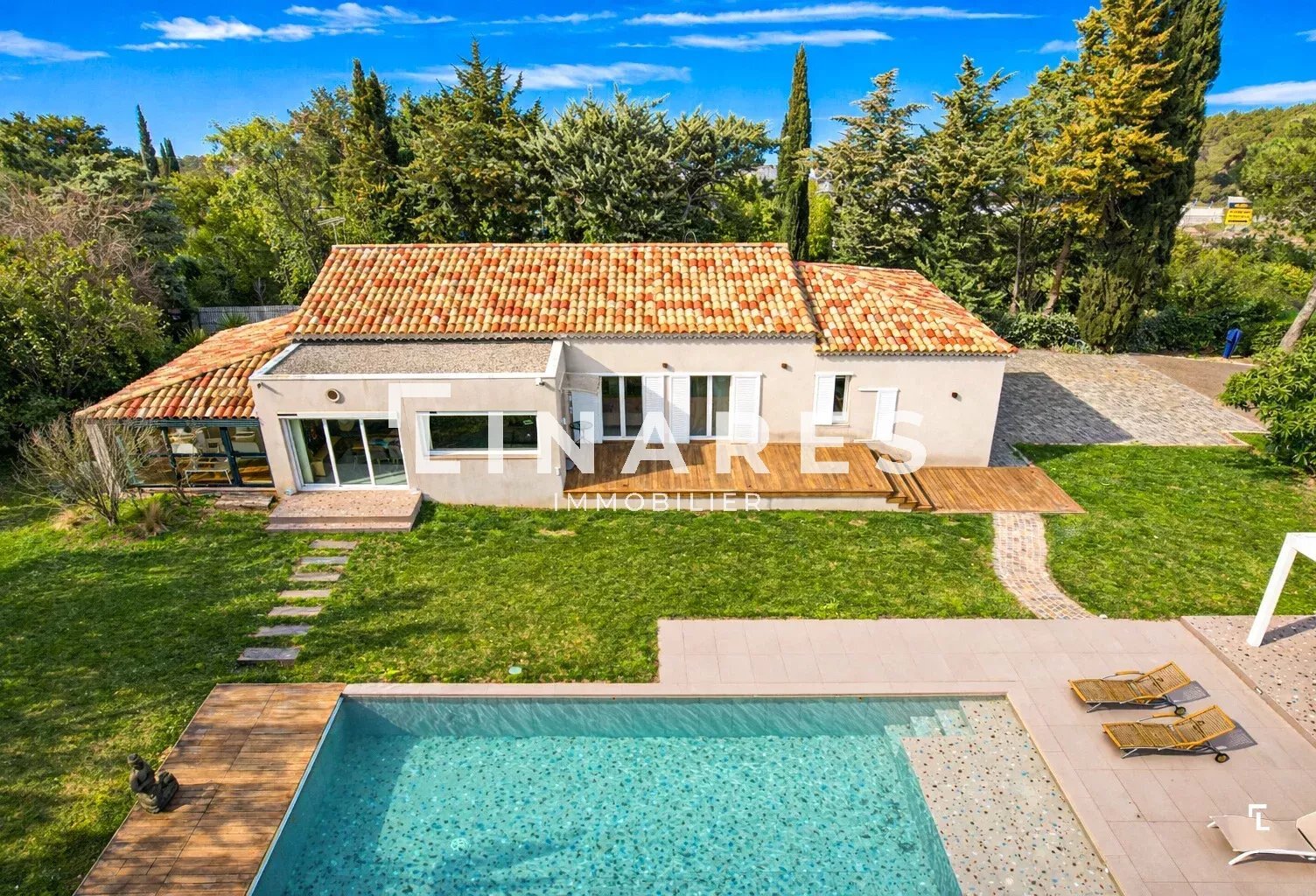 L' IDEALE - Villa T6 de 180 m² - Terrain 2600 m²  -  13290 LA DU — photo 1