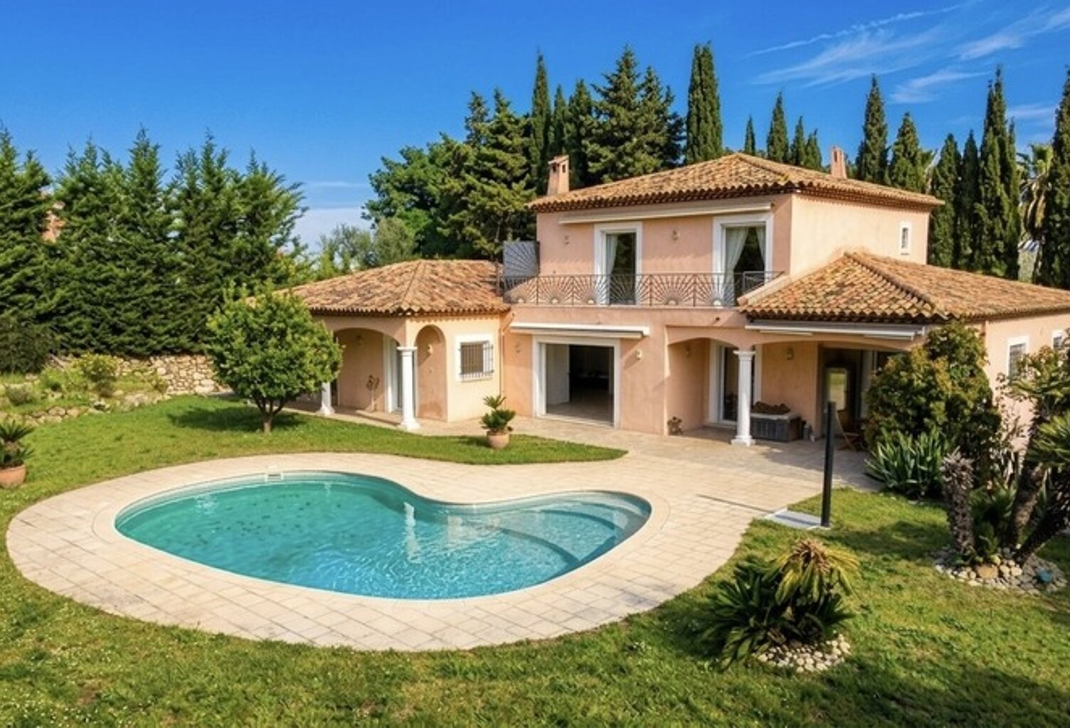 Villa Mandelieu-la-Napoule – Minelle – 300 m² – Terrain plat – Piscine – 4 suites – Triple garage — photo 1