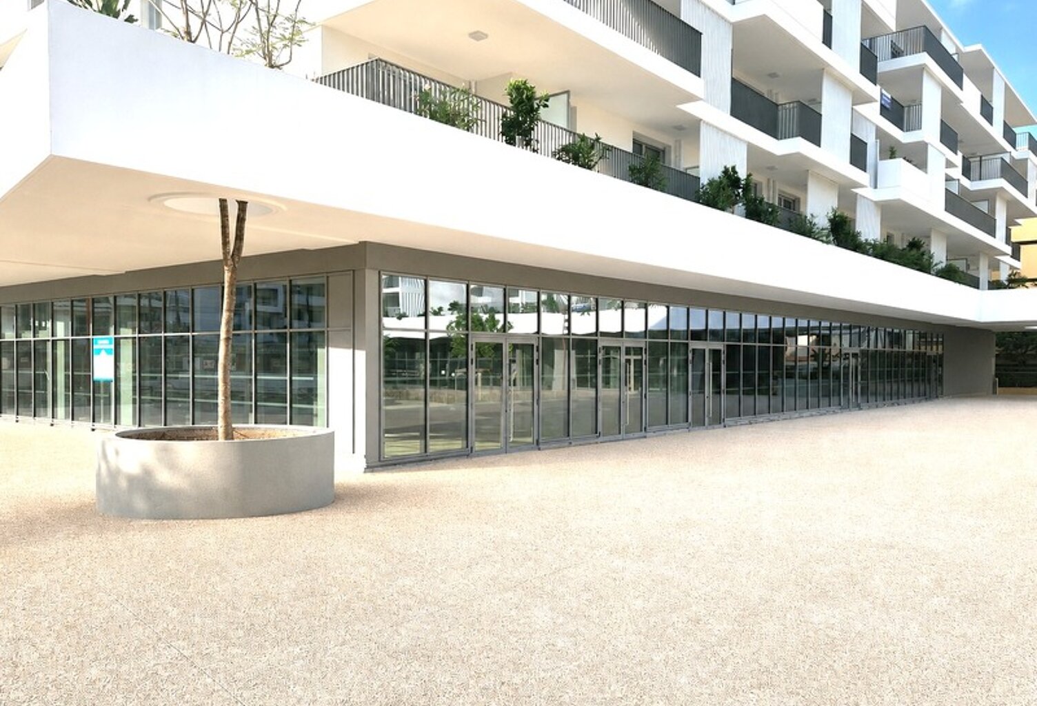 A louer, Local commercial de 319 m² + mezzanine de 49 m², Square Benes, Saint Laurent du Var 06700, Alpes-Maritimes — photo 1