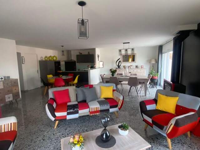Pavillon de plein pied proche du bourg d'Olonne offrant de très belle prestations.3 chambres .vaste salon séjour avec cuisine ouverte et cheminée  insert .grand garage et cars port 2 voitures coup de coeur — photo du bien