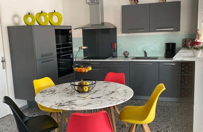 Pavillon de plein pied proche du bourg d'Olonne offrant de très belle prestations.3 chambres .vaste salon séjour avec cuisine ouverte et cheminée  insert .grand garage et cars port 2 voitures coup de coeur — photo 2