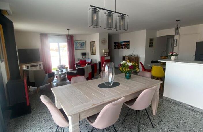 Pavillon de plein pied proche du bourg d'Olonne offrant de très belle prestations.3 chambres .vaste salon séjour avec cuisine ouverte et cheminée  insert .grand garage et cars port 2 voitures coup de coeur — photo 3