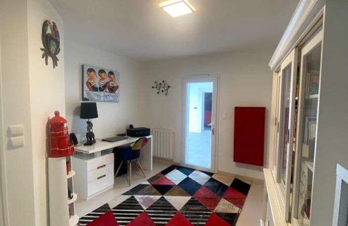 Pavillon de plein pied proche du bourg d'Olonne offrant de très belle prestations.3 chambres .vaste salon séjour avec cuisine ouverte et cheminée  insert .grand garage et cars port 2 voitures coup de coeur — photo 5