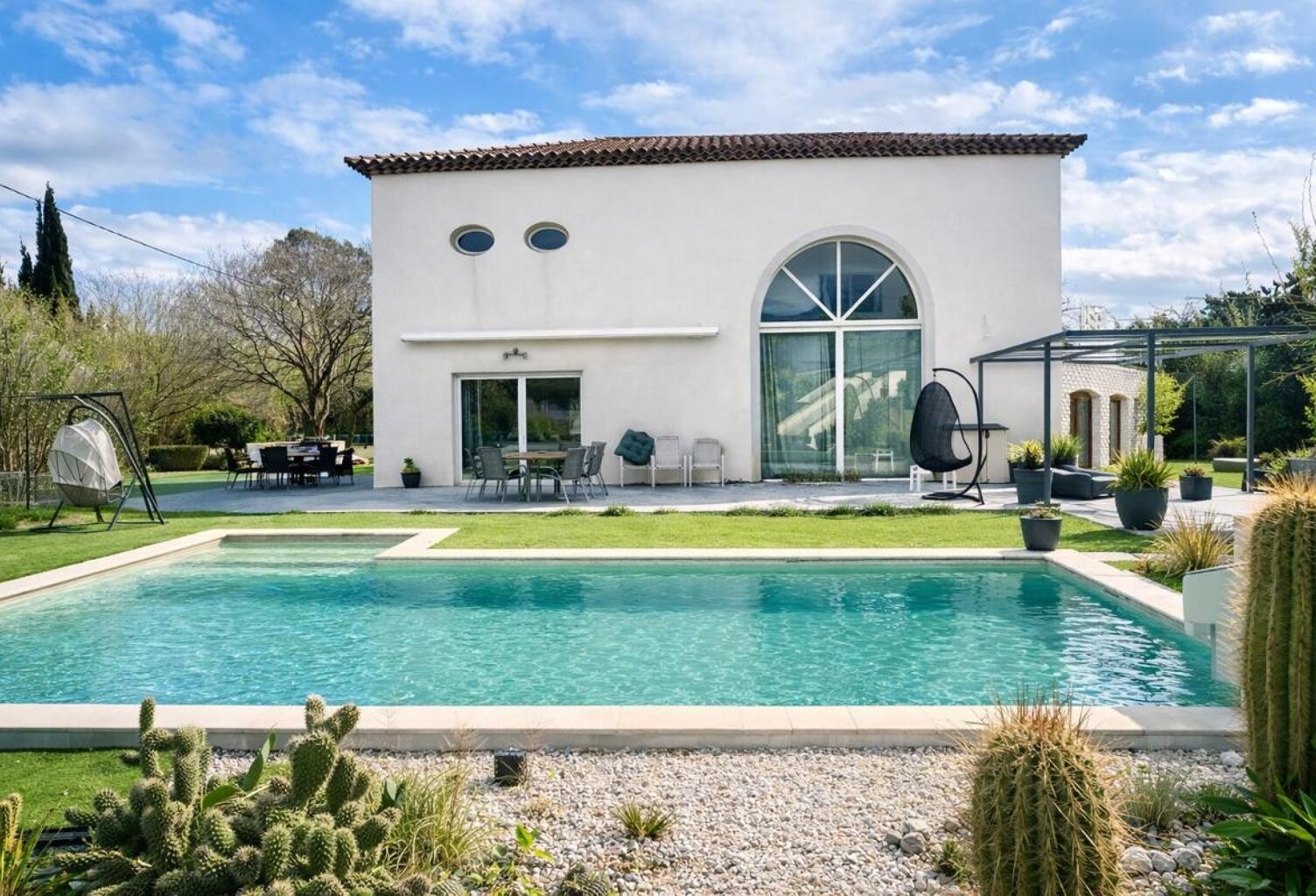 Propriété d’exception – Ancien chai réhabilité, villa contemporaine avec piscine et terrain arboré – La Crau — photo 1