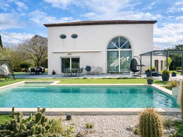Propriété d’exception – Ancien chai réhabilité, villa contemporaine avec piscine et terrain arboré – La Crau — photo du bien