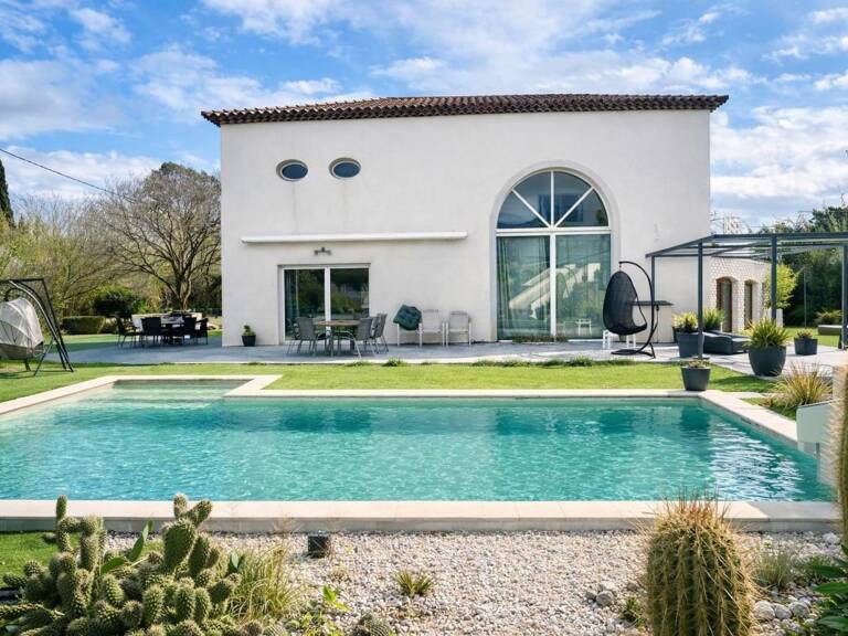 Propriété d’exception – Ancien chai réhabilité, villa contemporaine avec piscine et terrain arboré – La Crau — photo 1