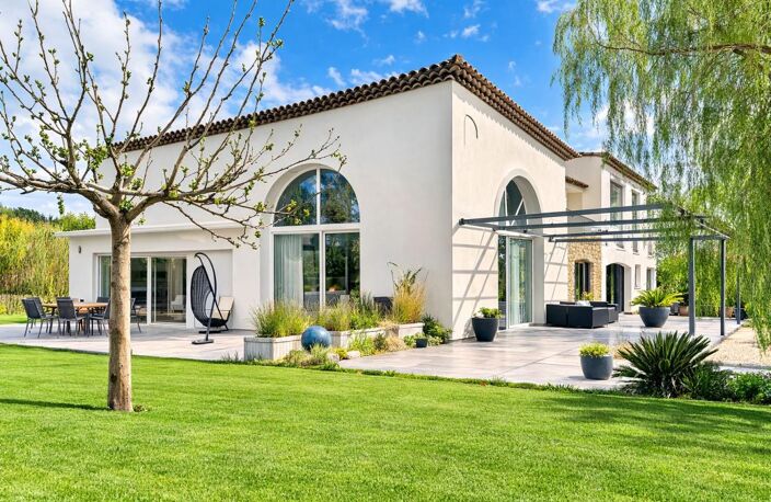 Propriété d’exception – Ancien chai réhabilité, villa contemporaine avec piscine et terrain arboré – La Crau — photo 2
