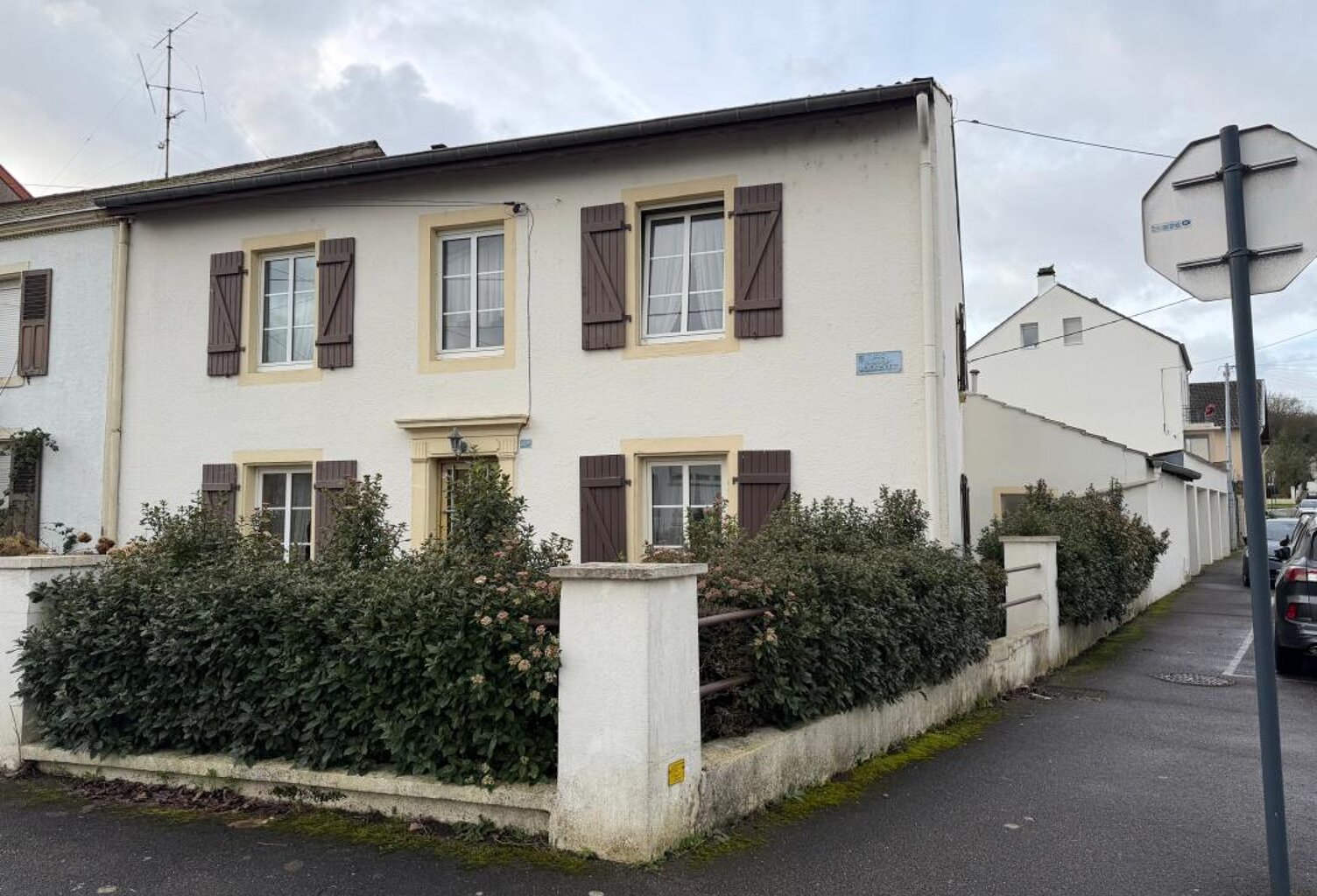 YUTZ – Maison de ville à fort potentiel : 167m² habitables, 461m² de terrain & 3 Garages — photo 1