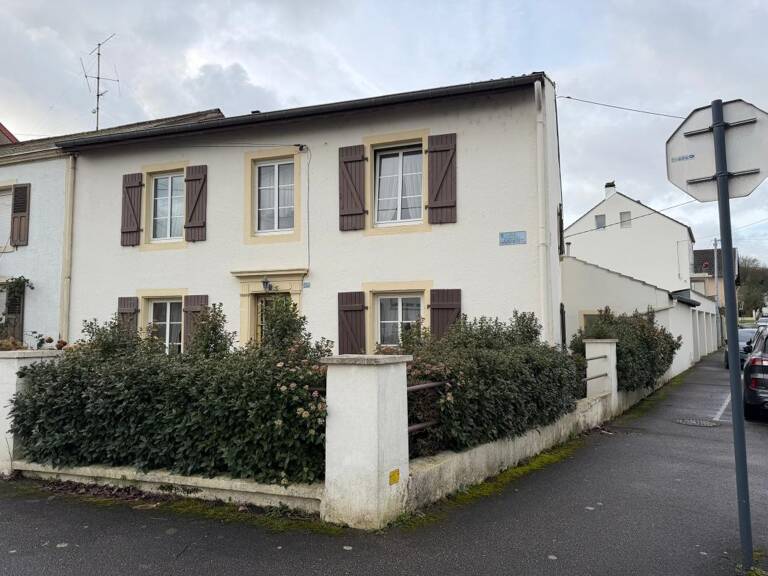 YUTZ – Maison de ville à fort potentiel : 167m² habitables, 461m² de terrain & 3 Garages — photo 1