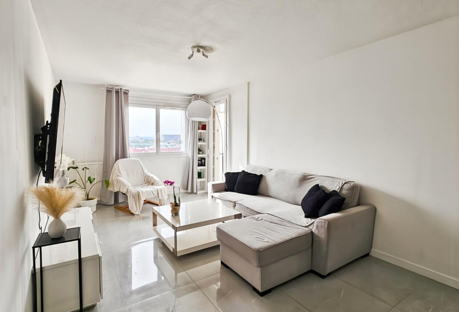 À Vendre - Appartement avec 2 Balcons et Stationnement- Bagatelle — photo 1