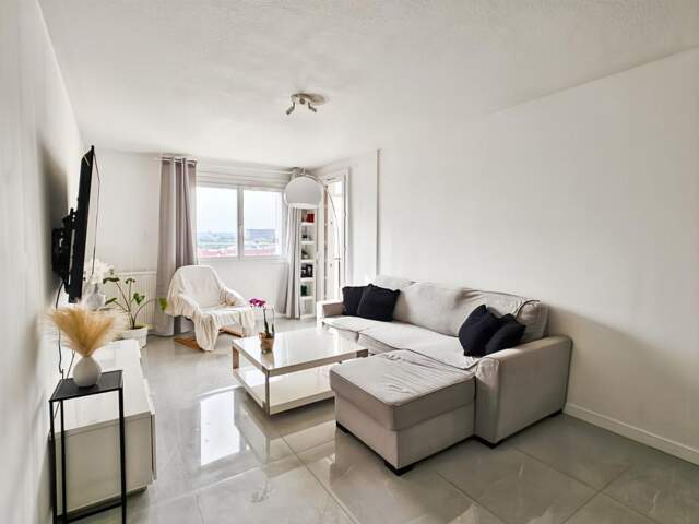 À Vendre - Appartement avec 2 Balcons et Stationnement- Bagatelle — photo du bien