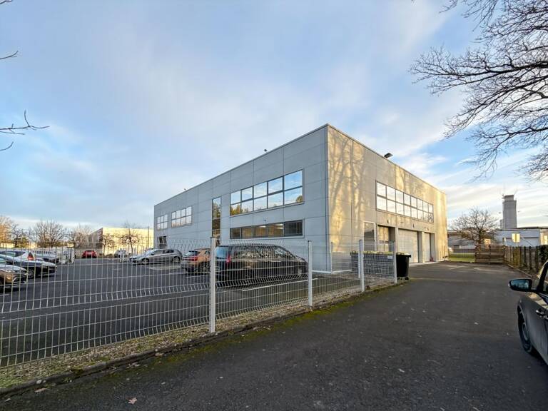 Au Sud d'Orléans, bureaux idéalement situés en bord de RD 2020, avec une belle visibilité — photo 1