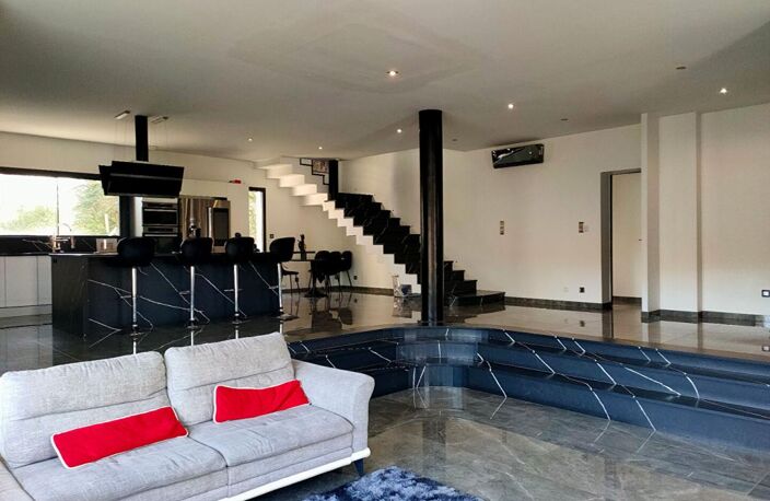 MAISON 224 m² - 7 PIECES - GARAGE ET DEPENDANCES - TERRAIN 3232 m² — photo 3
