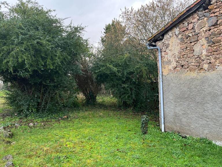 Maison de 63 m2 à Le vigeant  , 2 chambres , jardin de 580 m2 avec grange — photo 1