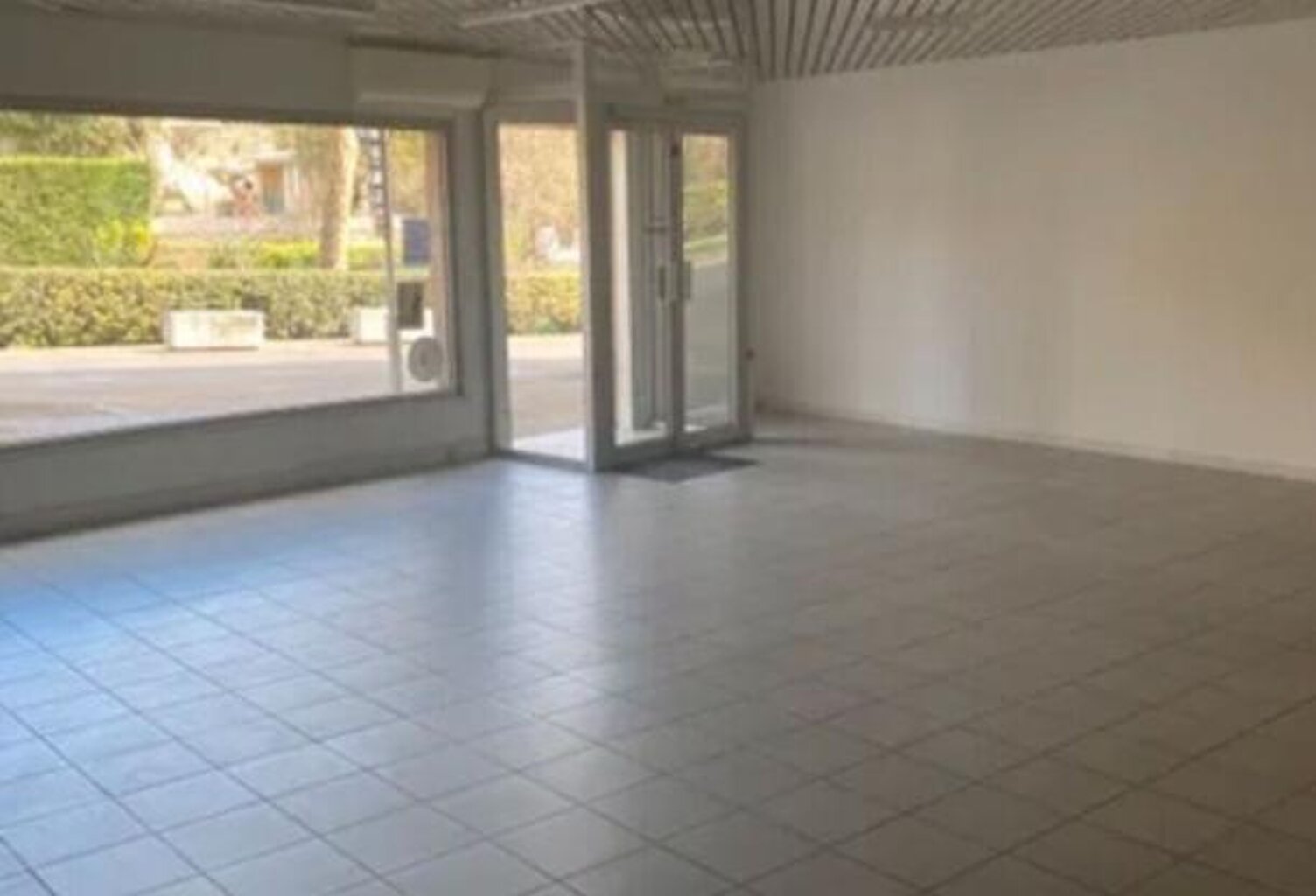 EXCLUSIVITE , MANOSQUE, LOCAL COMMERCIAL de 144 m² en RDC de l'immeuble du MANUESCA — photo 1