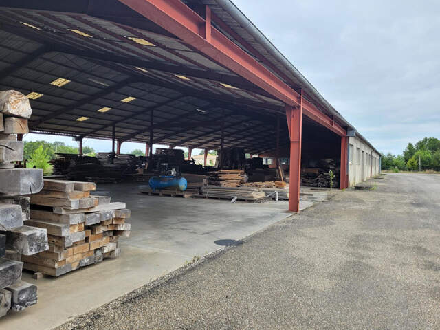 Hangar ouvert de 2116 m² — photo du bien