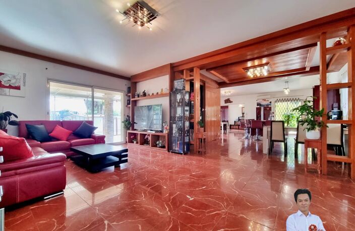 À VENDRE : MAISON FAMILIALE DE 8 PIÈCES (181 M2) À CAISSARGUES — photo 2