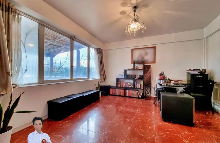 À VENDRE : MAISON FAMILIALE DE 8 PIÈCES (181 M2) À CAISSARGUES — photo 4