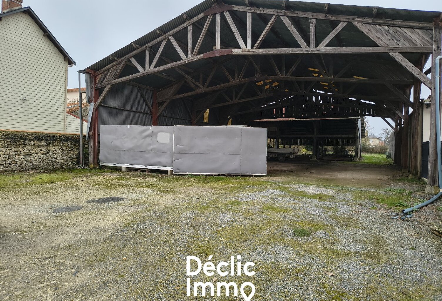 Terrain de 1 200 m² avec grand volume de stockage dans le centre de Thénezay — photo 1