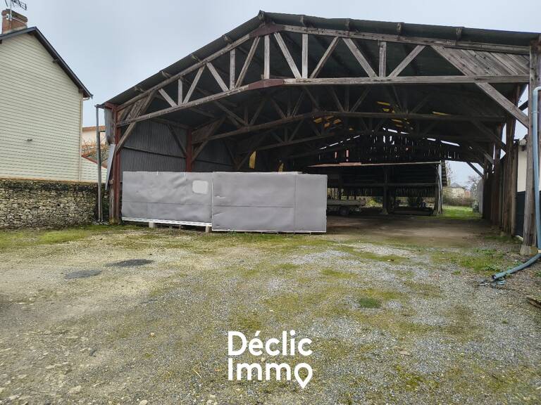 Terrain de 1 200 m² avec grand volume de stockage dans le centre de Thénezay — photo 1