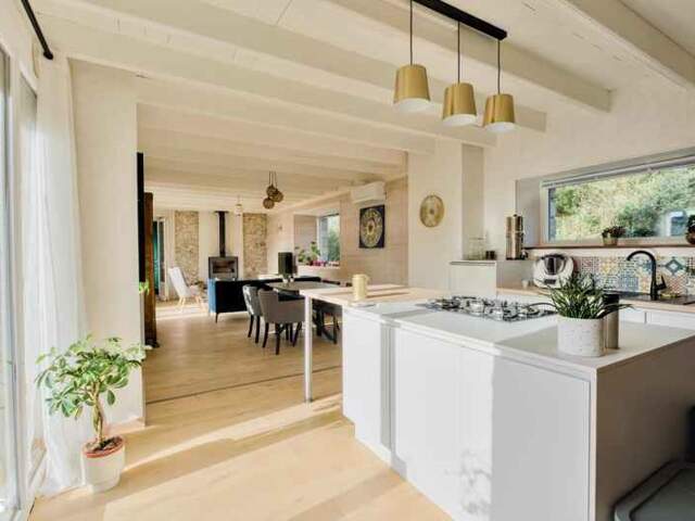 Maison en pierre de 7 pièces principales — photo du bien